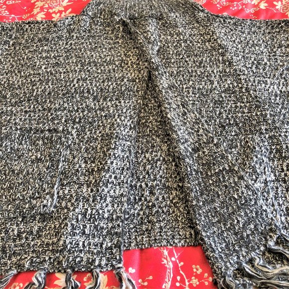 *NWOT* Beautifully Crafted Tassel-Trim Turtleneck Knit Poncho (with Pockets!) - Picture 6 of 16